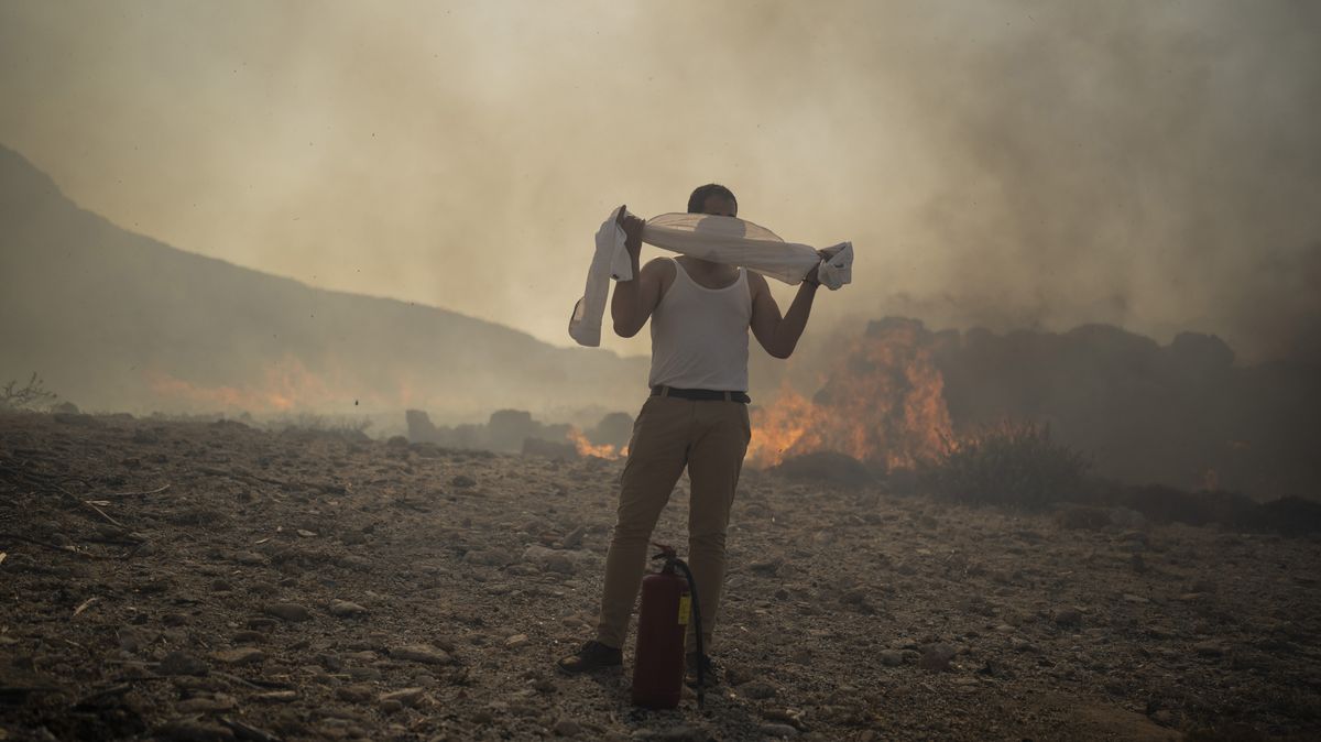 Požáry na řeckých ostrovech sílí, hasiči s nimi bojovali celou noc